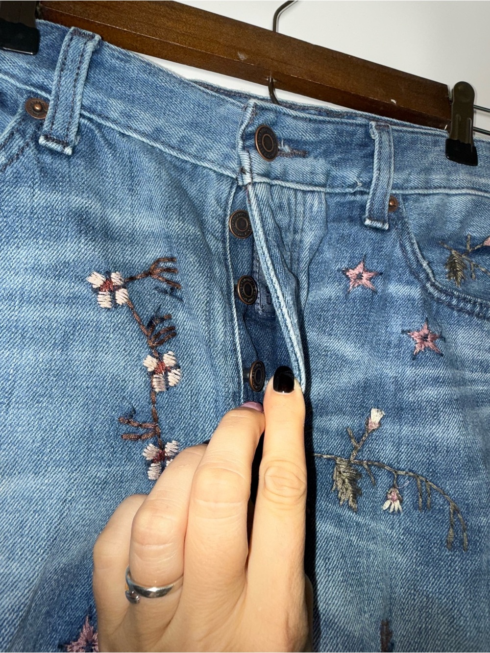 Lucky Brand Sienna Slim Boyfriend Floral Embroidered Distressed Jeans Size 4/27 - Picture 5 of 11